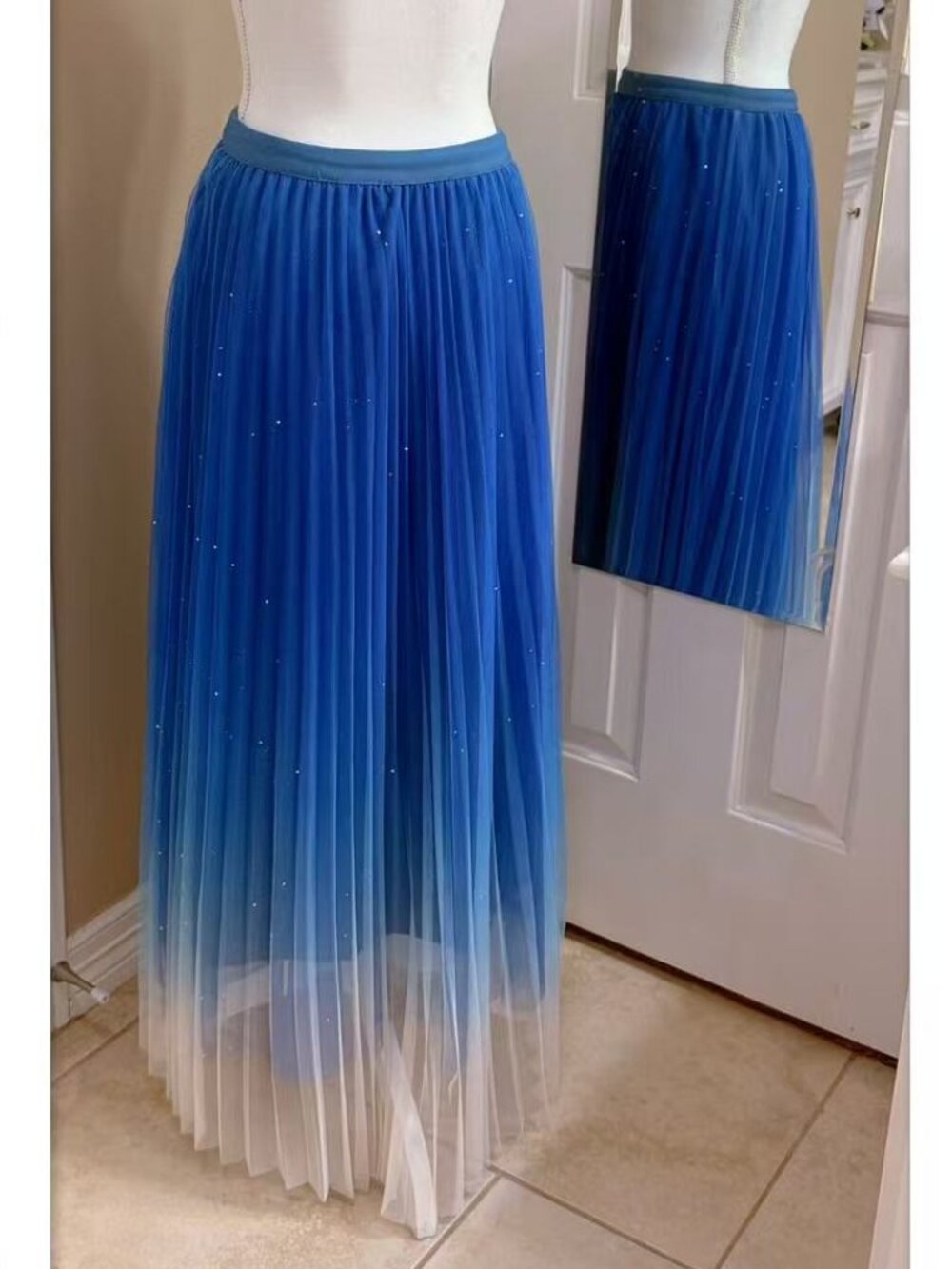 Sparkly blue to white color transitions pleated maxi skirt size 6